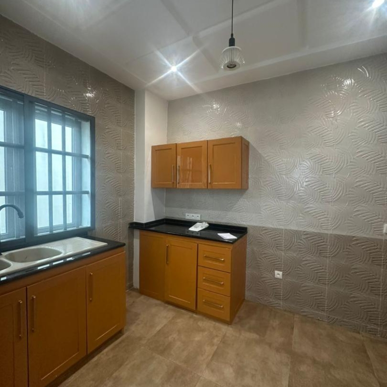 Villa duplex récente construction à louer à fidjrossè bar Kirikou plage