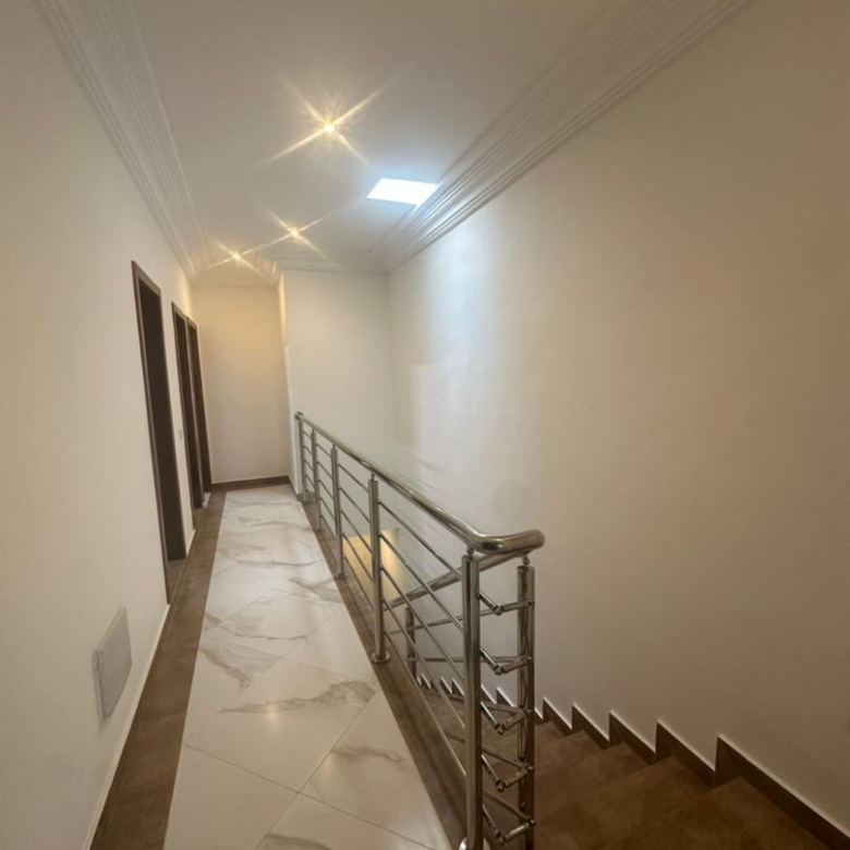 Villa duplex récente construction à louer à fidjrossè bar Kirikou plage