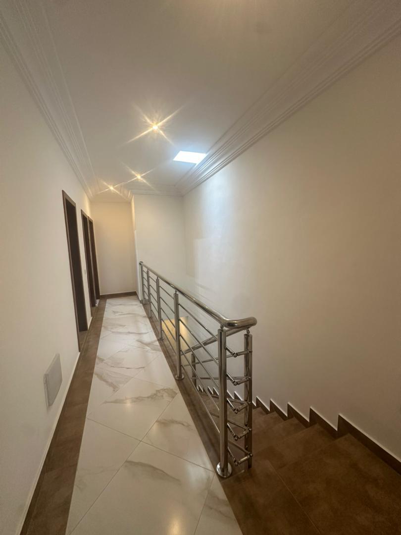 Villa duplex récente construction à louer à fidjrossè bar Kirikou plage