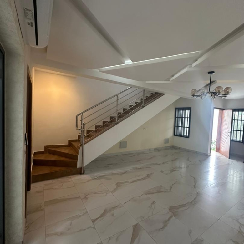 Villa duplex récente construction à louer à fidjrossè bar Kirikou plage