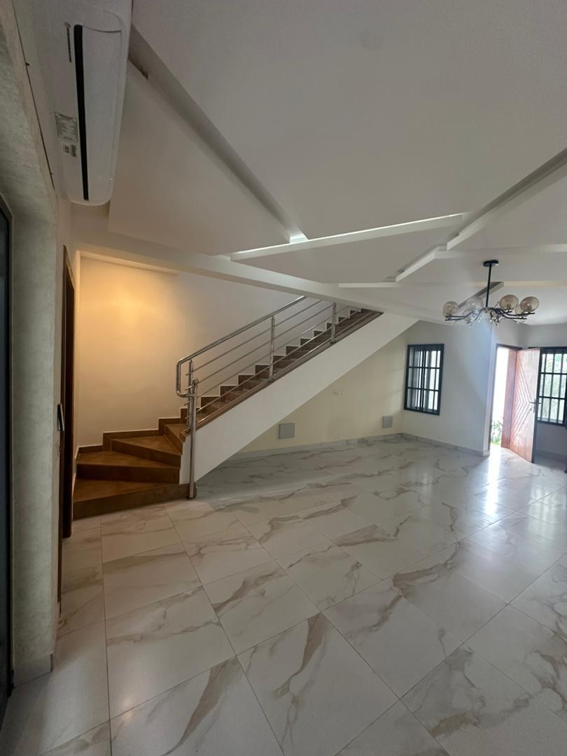 Villa duplex récente construction à louer à fidjrossè bar Kirikou plage