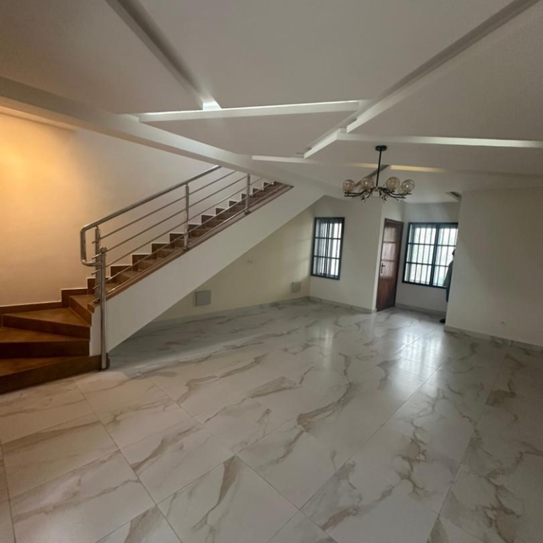 Villa duplex récente construction à louer à fidjrossè bar Kirikou plage