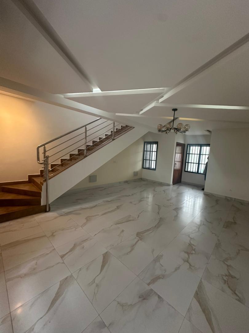 Villa duplex récente construction à louer à fidjrossè bar Kirikou plage