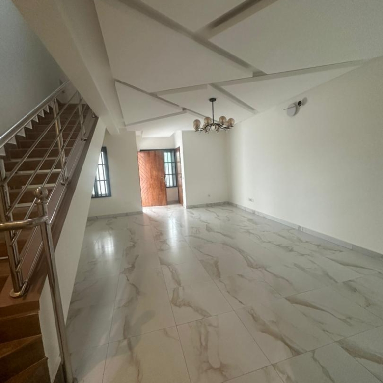 Villa duplex récente construction à louer à fidjrossè bar Kirikou plage