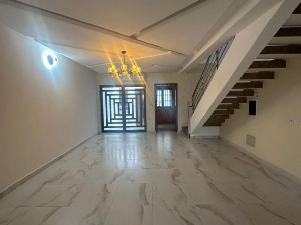 Villa duplex récente construction à louer à fidjrossè bar Kirikou plage