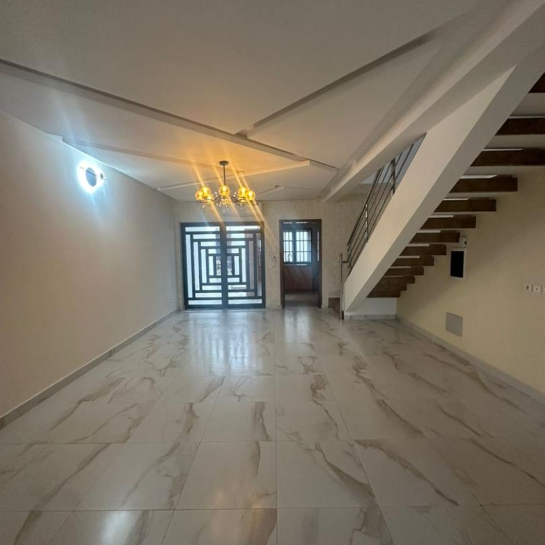 Villa duplex récente construction à louer à fidjrossè bar Kirikou plage