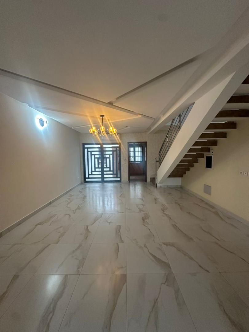 Villa duplex récente construction à louer à fidjrossè bar Kirikou plage