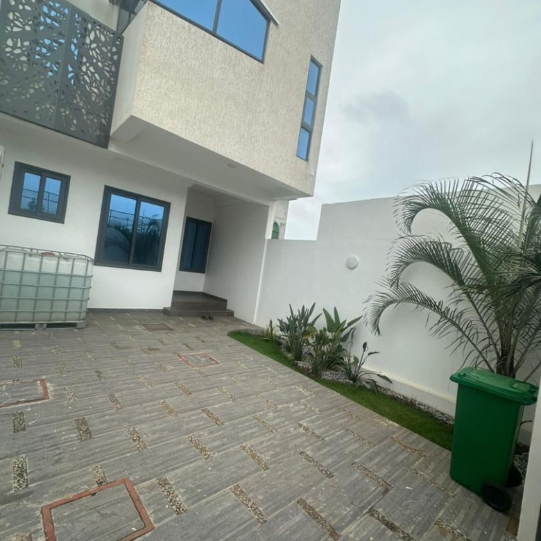 Villa duplex récente construction à louer à fidjrossè bar Kirikou plage