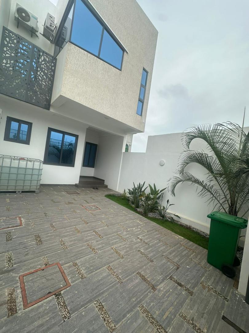 Villa duplex récente construction à louer à fidjrossè bar Kirikou plage