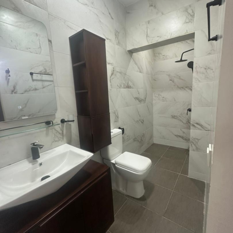 Villa duplex récente construction à louer à fidjrossè bar Kirikou plage