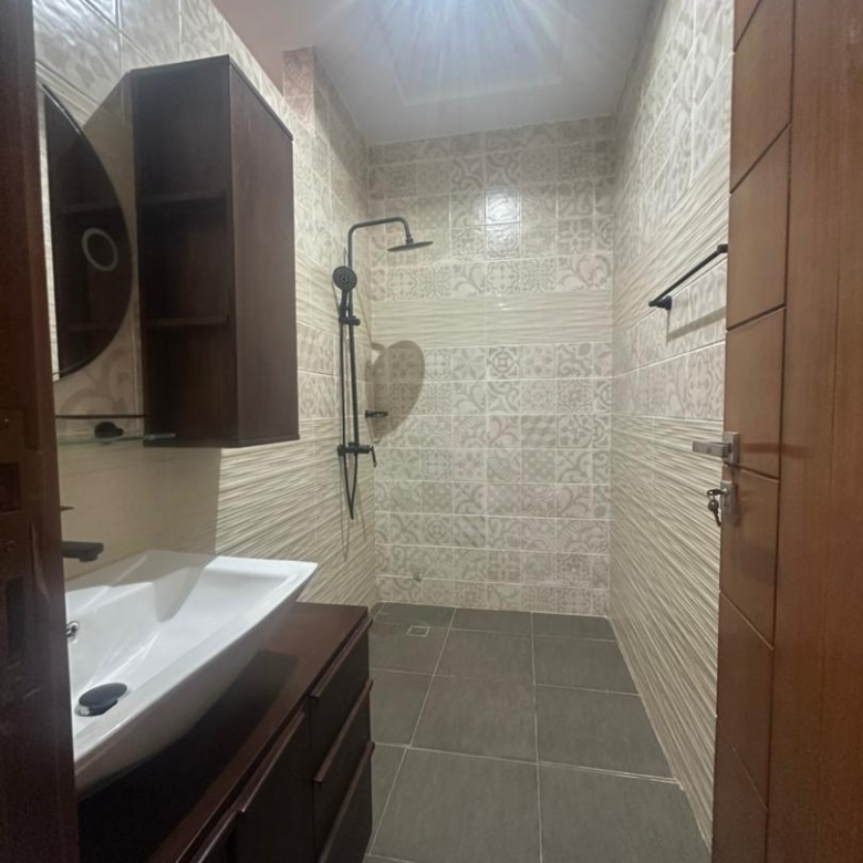 Villa duplex récente construction à louer à fidjrossè bar Kirikou plage