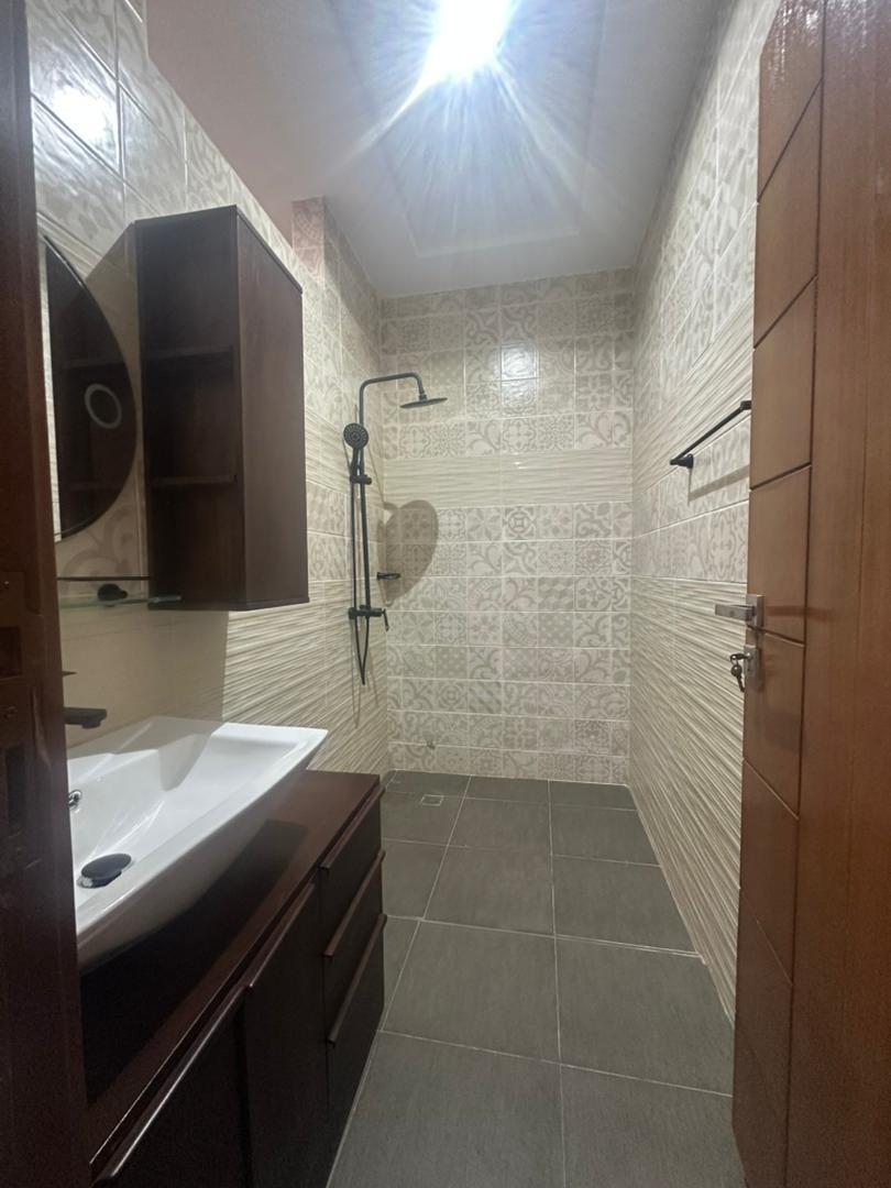 Villa duplex récente construction à louer à fidjrossè bar Kirikou plage