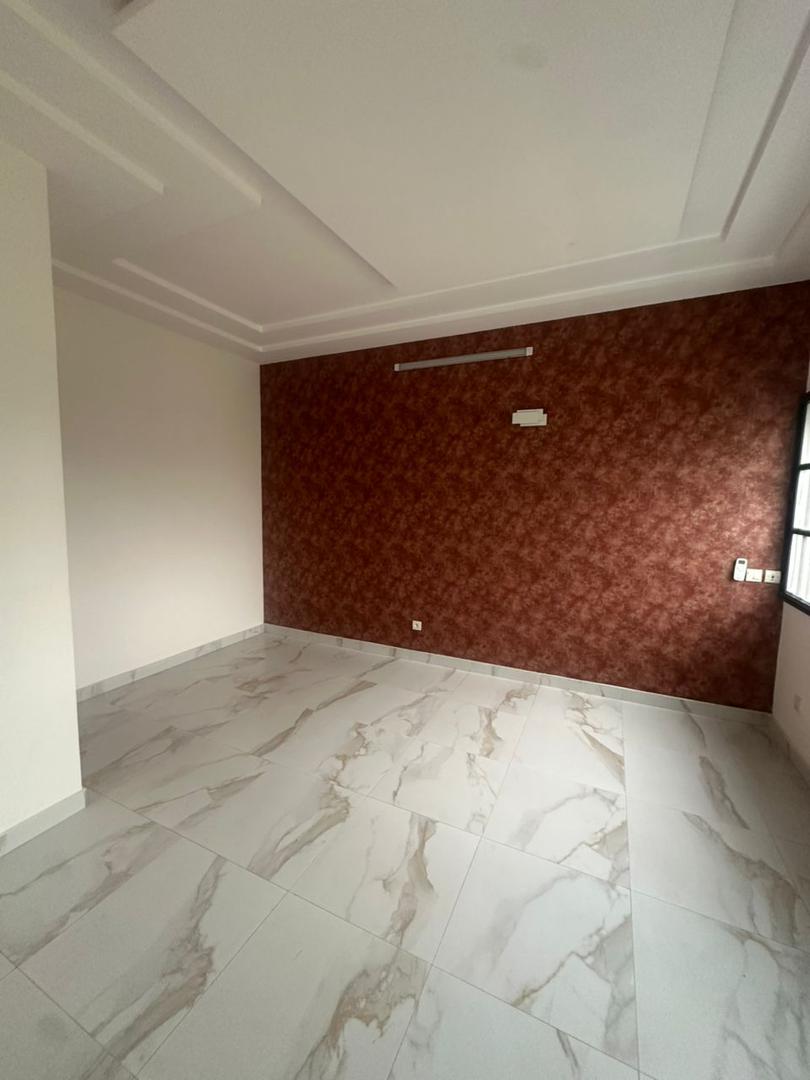 Villa duplex récente construction à louer à fidjrossè bar Kirikou plage