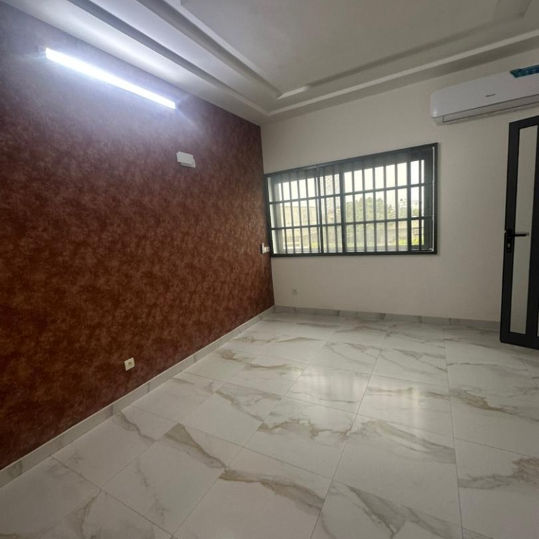 Villa duplex récente construction à louer à fidjrossè bar Kirikou plage