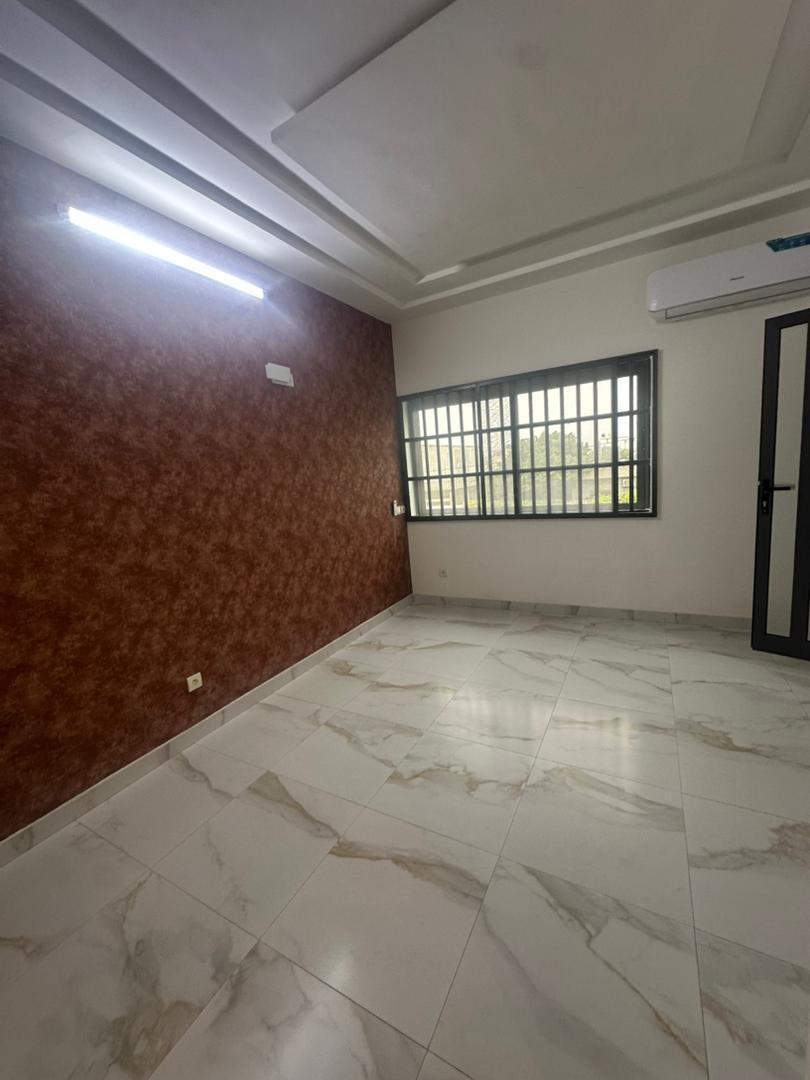 Villa duplex récente construction à louer à fidjrossè bar Kirikou plage