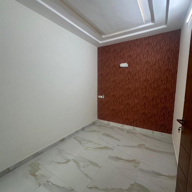 Villa duplex récente construction à louer à fidjrossè bar Kirikou plage