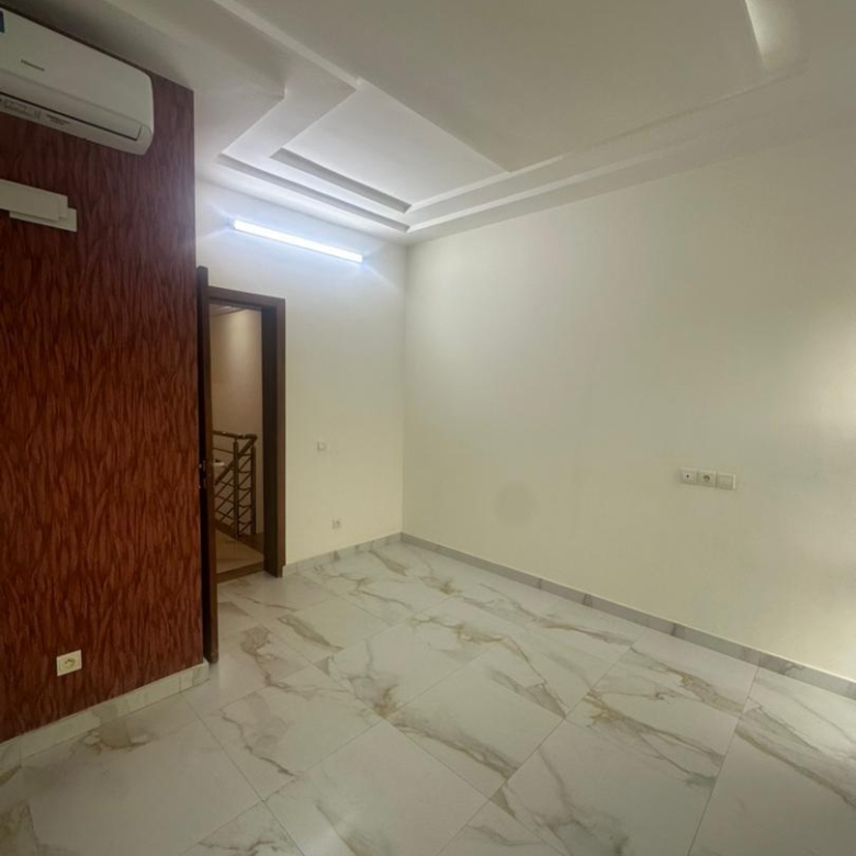 Villa duplex récente construction à louer à fidjrossè bar Kirikou plage