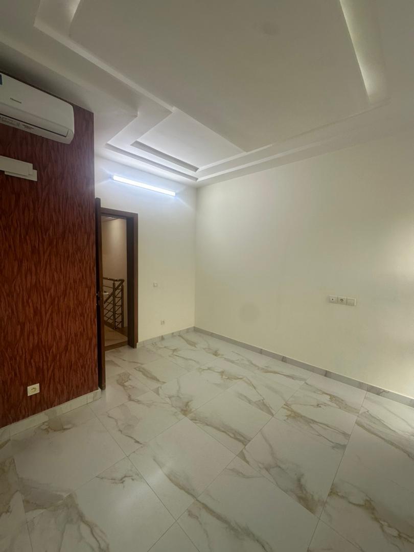 Villa duplex récente construction à louer à fidjrossè bar Kirikou plage