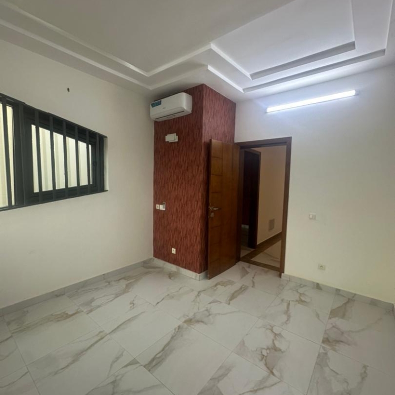 Villa duplex récente construction à louer à fidjrossè bar Kirikou plage