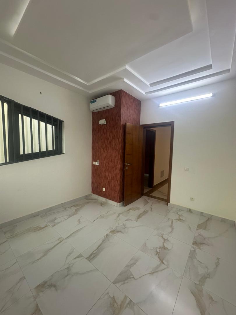 Villa duplex récente construction à louer à fidjrossè bar Kirikou plage