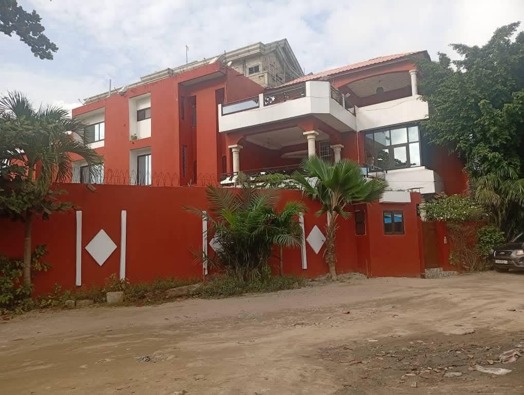 Villa et parcelle à vendre à AGBLANGANDAN