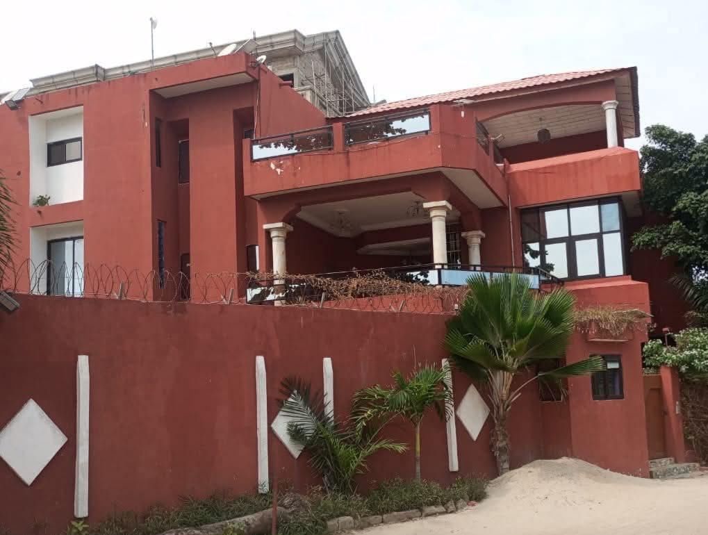 Villa et parcelle à vendre à AGBLANGANDAN