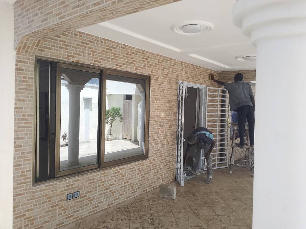 Villa basse à louer à Fidjrossè carrefour club des rois