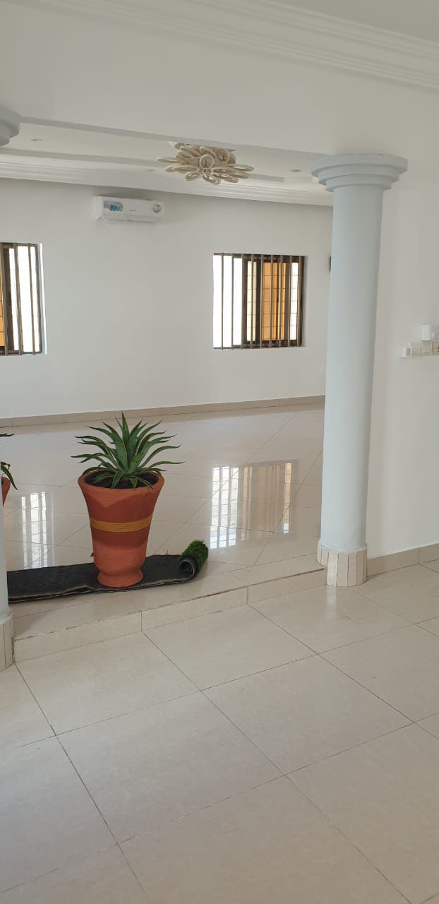 Villa basse à louer à Fidjrossè carrefour club des rois