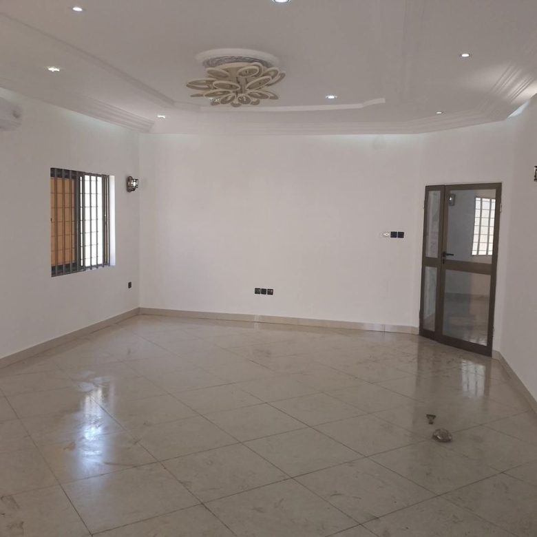 Villa basse à louer à Fidjrossè carrefour club des rois