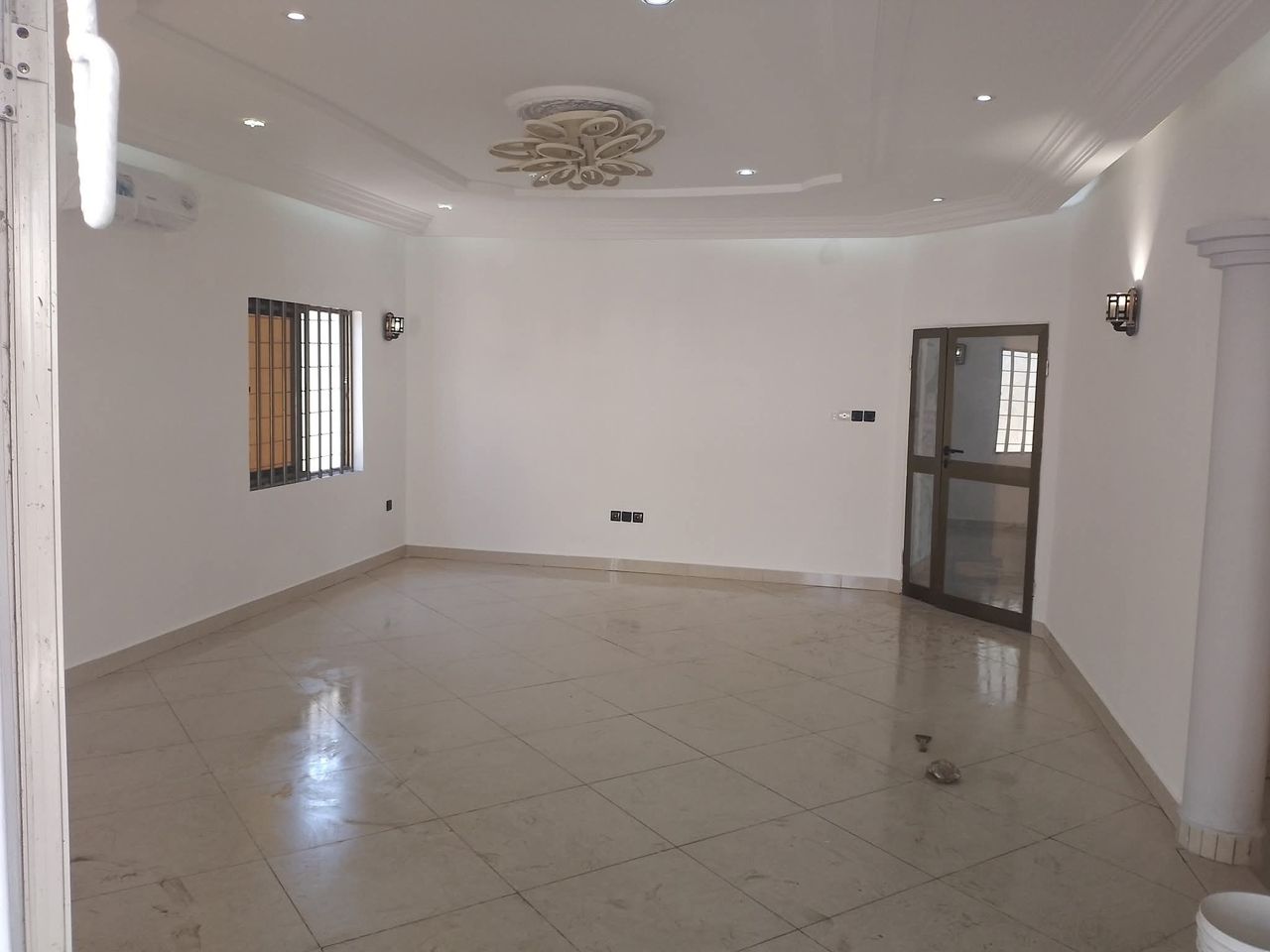 Villa basse à louer à Fidjrossè carrefour club des rois