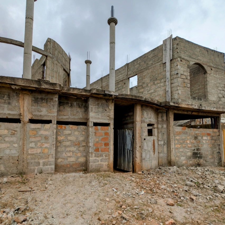 Villa inachevée R+1 à vendre à Tankpê (Zone Pharmacie CHILO)