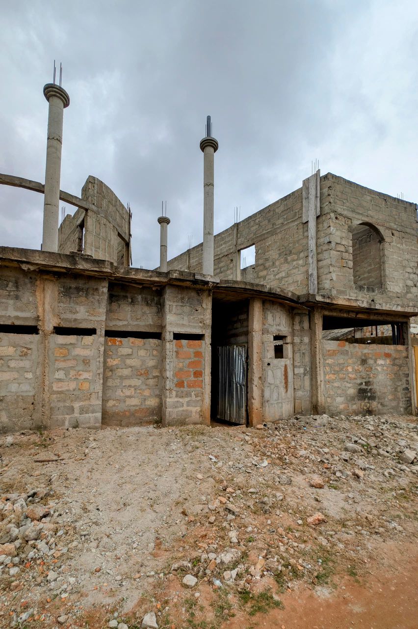 Villa inachevée R+1 à vendre à Tankpê (Zone Pharmacie CHILO)