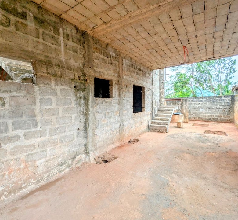 Villa inachevée R+1 à vendre à Tankpê (Zone Pharmacie CHILO)