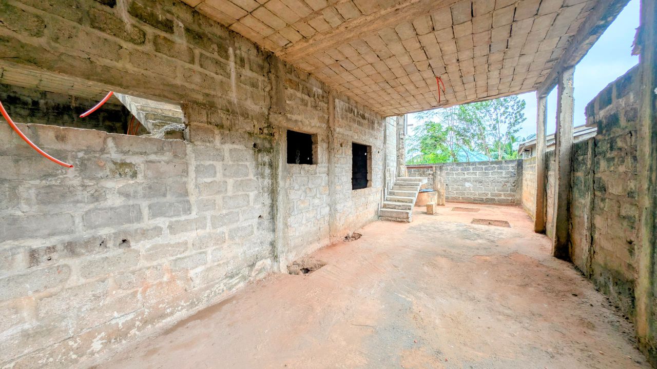 Villa inachevée R+1 à vendre à Tankpê (Zone Pharmacie CHILO)