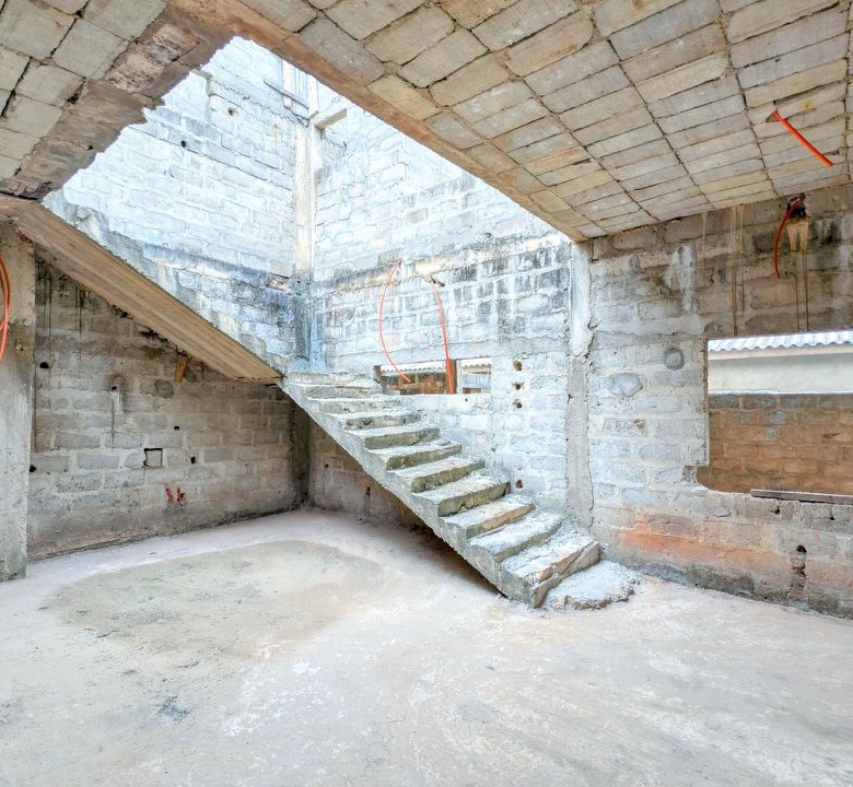 Villa inachevée R+1 à vendre à Tankpê (Zone Pharmacie CHILO)