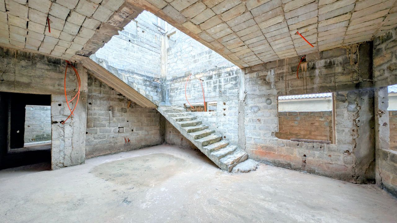 Villa inachevée R+1 à vendre à Tankpê (Zone Pharmacie CHILO)