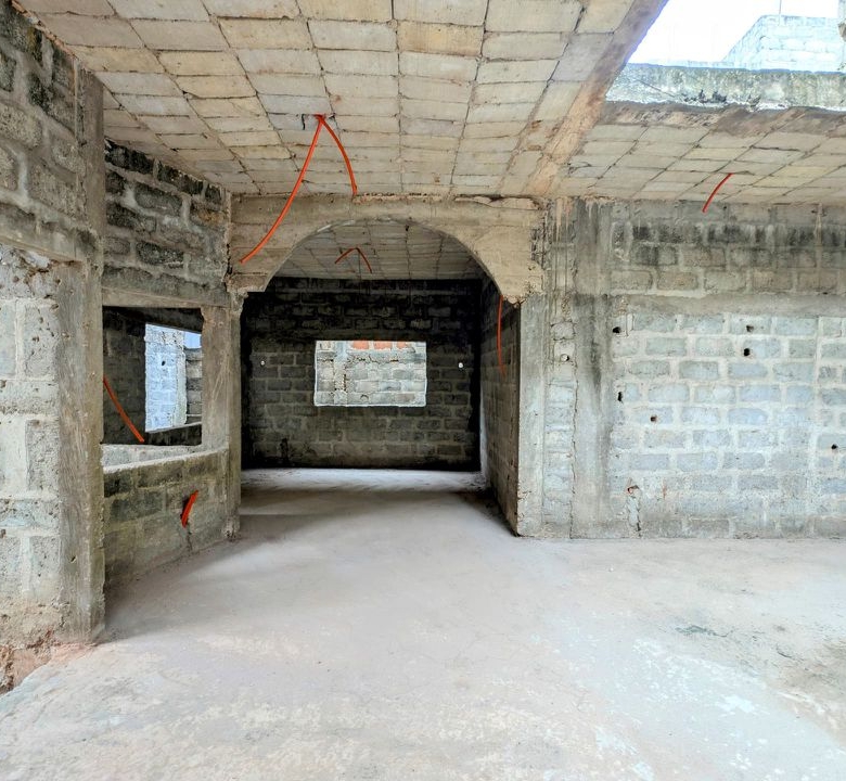 Villa inachevée R+1 à vendre à Tankpê (Zone Pharmacie CHILO)