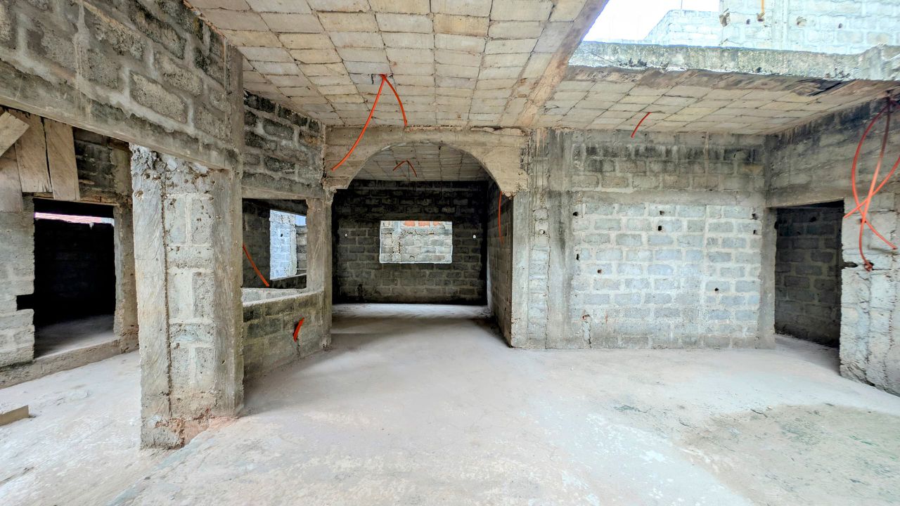 Villa inachevée R+1 à vendre à Tankpê (Zone Pharmacie CHILO)