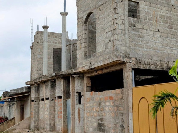 Villa inachevée R+1 à vendre à Tankpê (Zone Pharmacie CHILO)