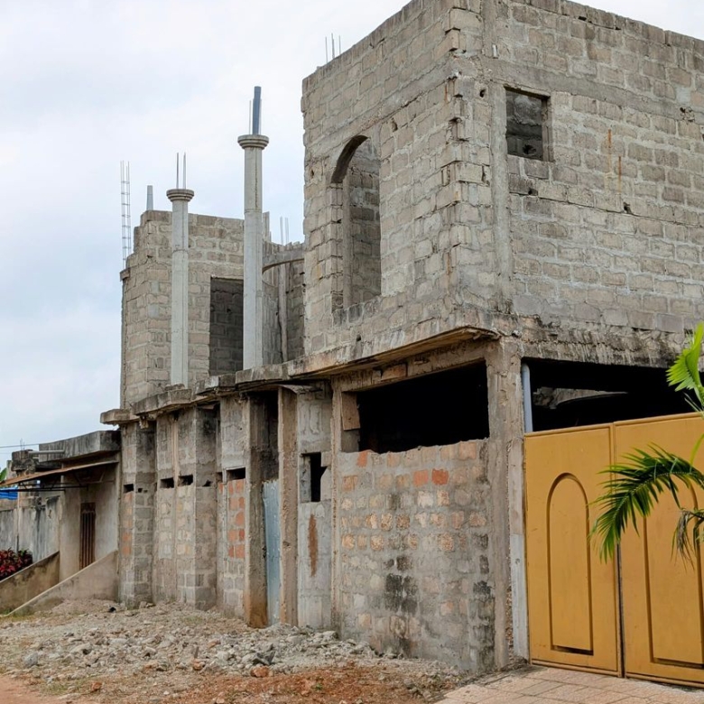 Villa inachevée R+1 à vendre à Tankpê (Zone Pharmacie CHILO)