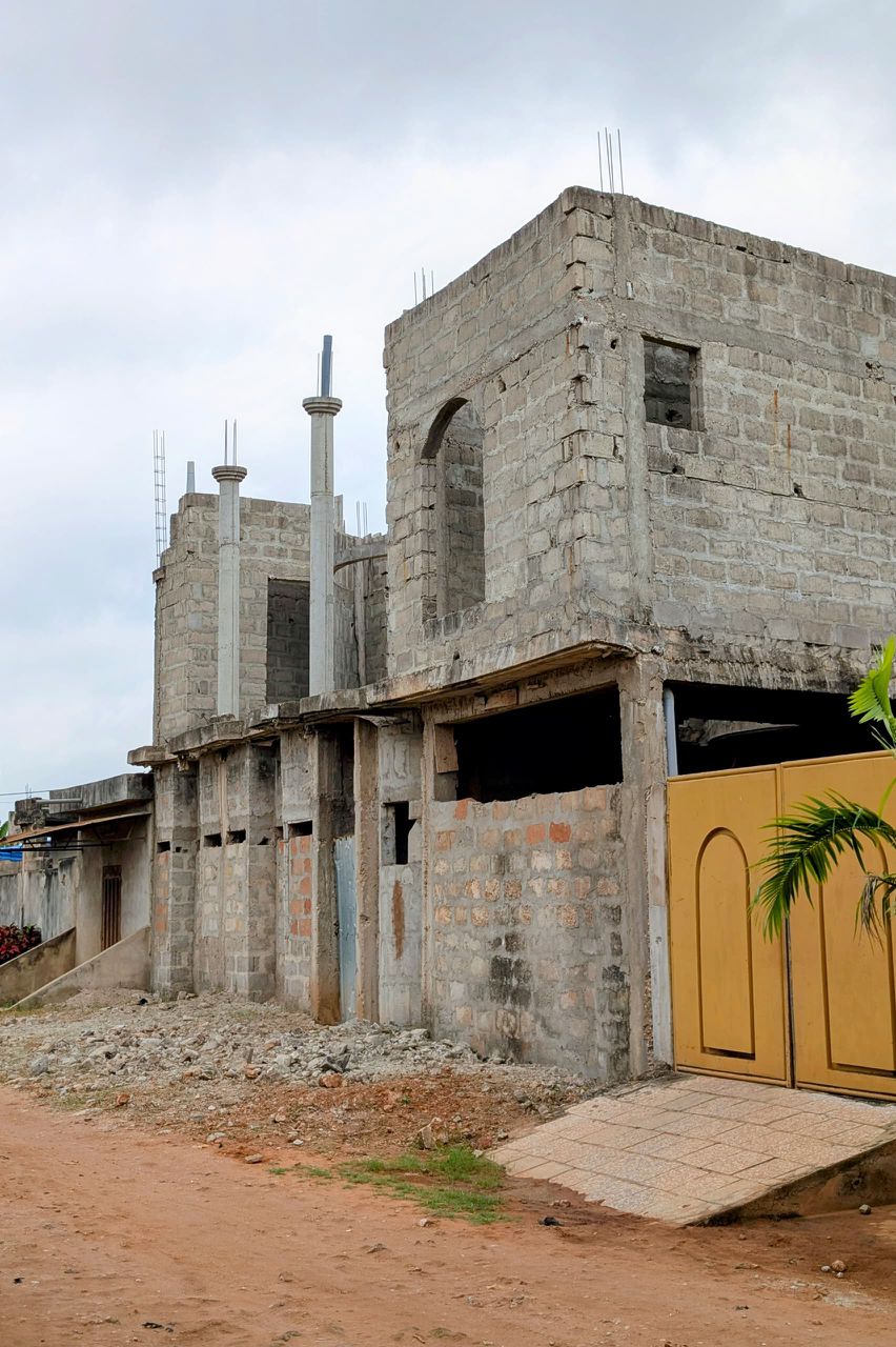 Villa inachevée R+1 à vendre à Tankpê (Zone Pharmacie CHILO)