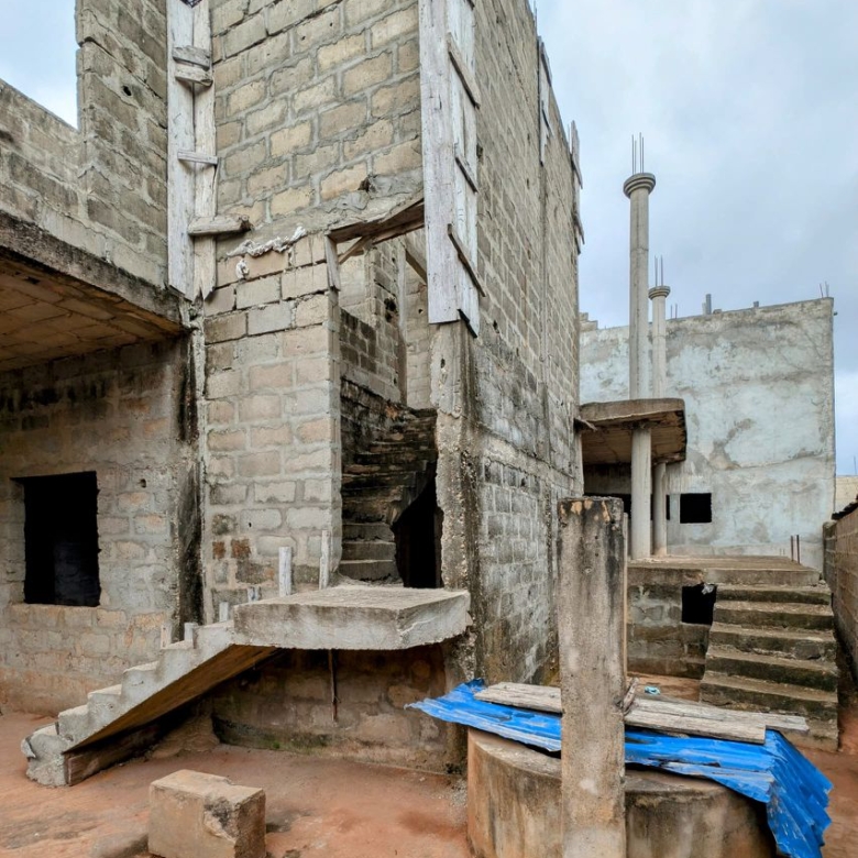 Villa inachevée R+1 à vendre à Tankpê (Zone Pharmacie CHILO)