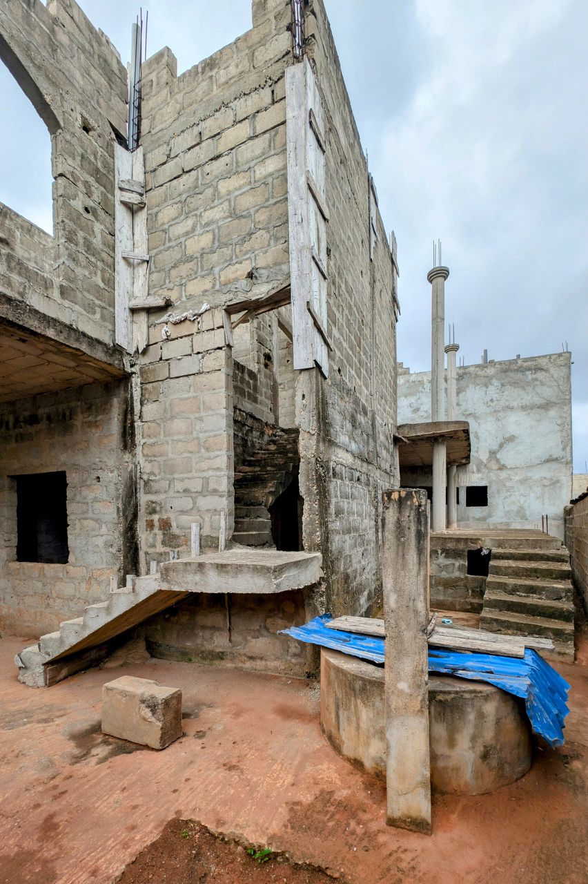 Villa inachevée R+1 à vendre à Tankpê (Zone Pharmacie CHILO)