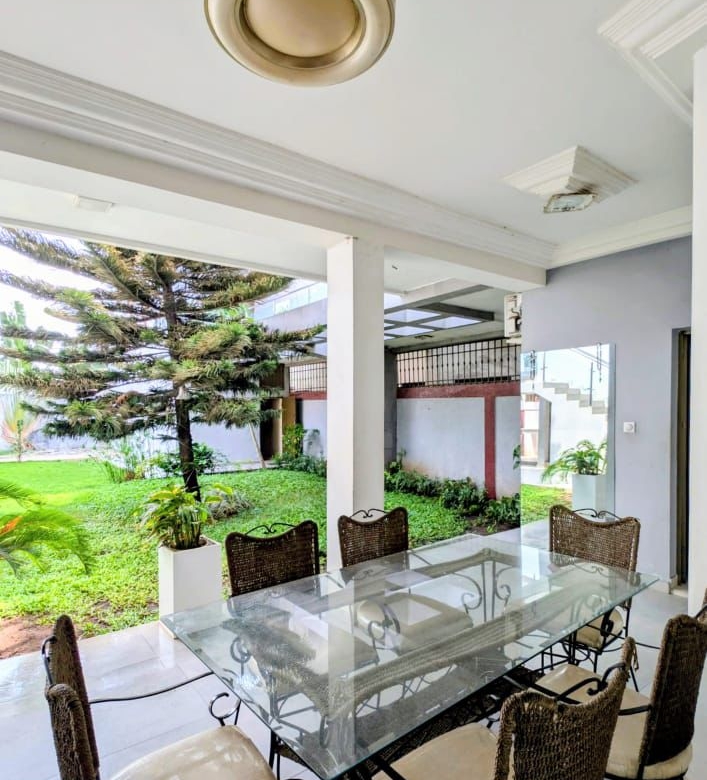 Villa meublée à louer avec jardin spacieux à Cotonou Agla