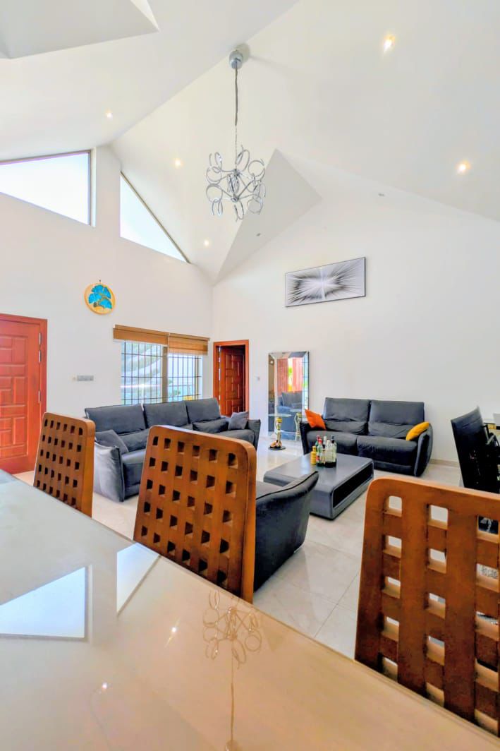 Villa meublée à louer avec jardin spacieux à Cotonou Agla