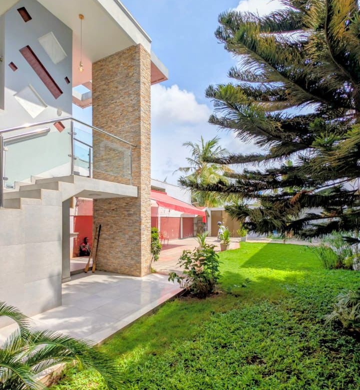 Villa meublée à louer avec jardin spacieux à Cotonou Agla