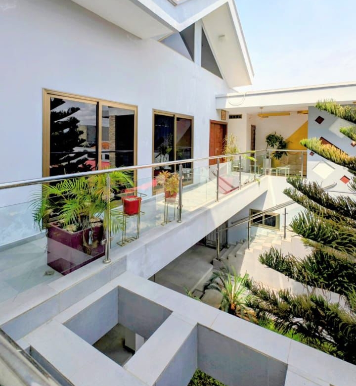 Villa meublée à louer avec jardin spacieux à Cotonou Agla