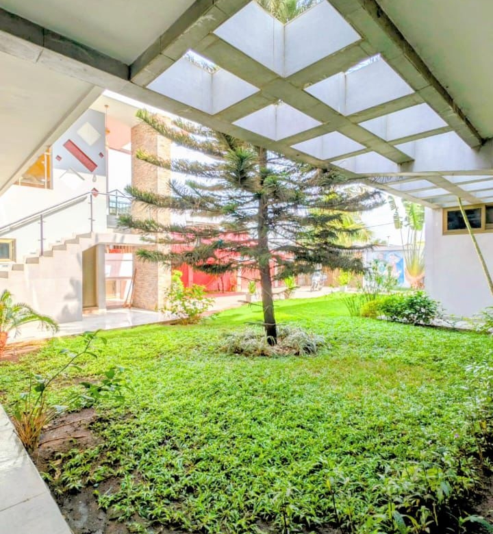 Villa meublée à louer avec jardin spacieux à Cotonou Agla