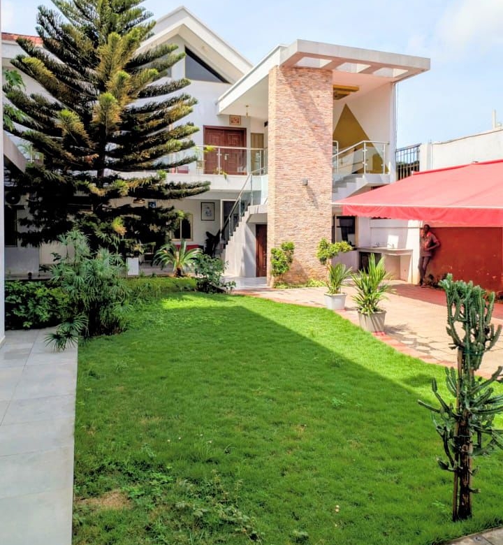 Villa meublée à louer avec jardin spacieux à Cotonou Agla