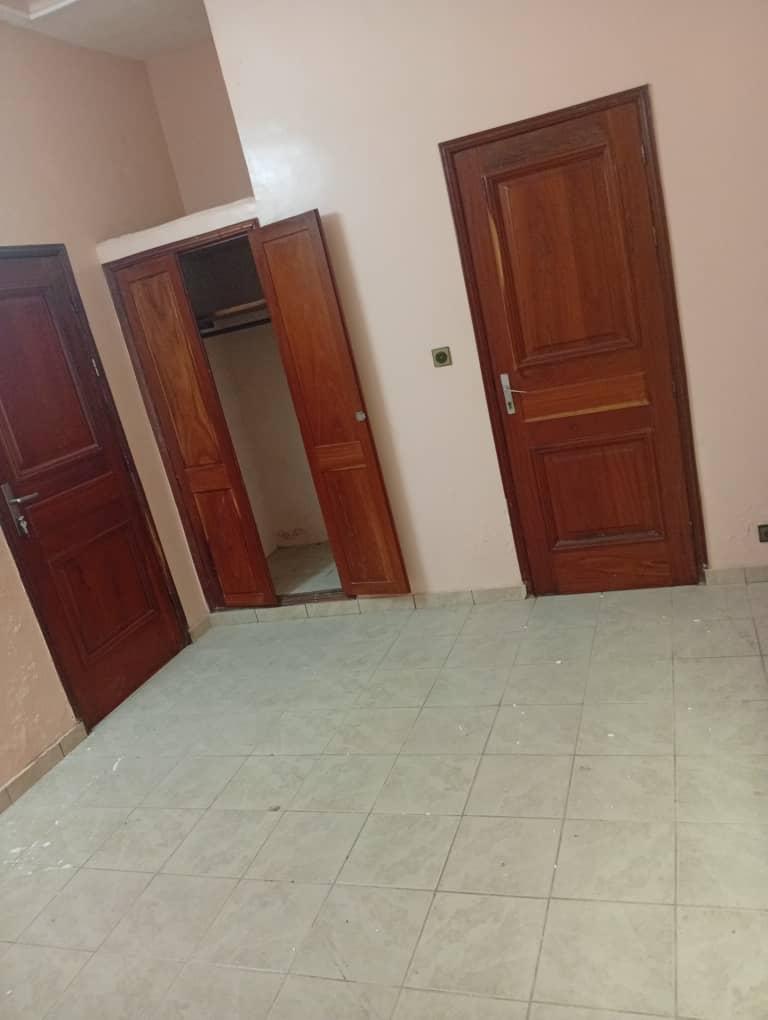 Villa R+2 à louer à Abomey-Calavi Bidossessi